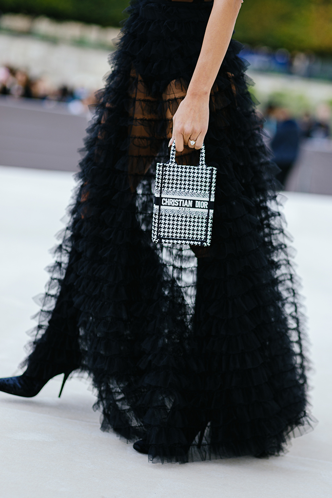 Εβδομάδα Μόδας Παρισιού: Οι street style εμφανίσεις έξω από το Dior SS23 show-3