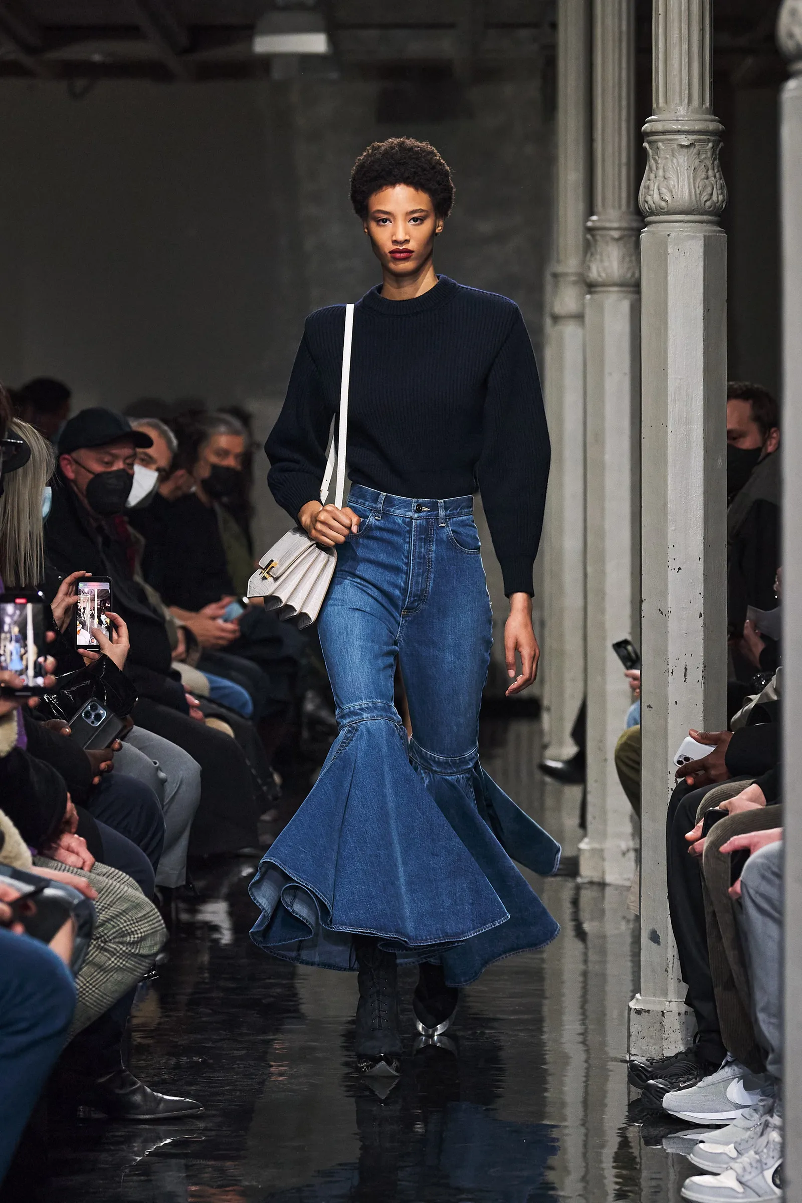 Flared jeans: Τα style tricks για να τα συνδυάσετε το φθινόπωρο 2022-1