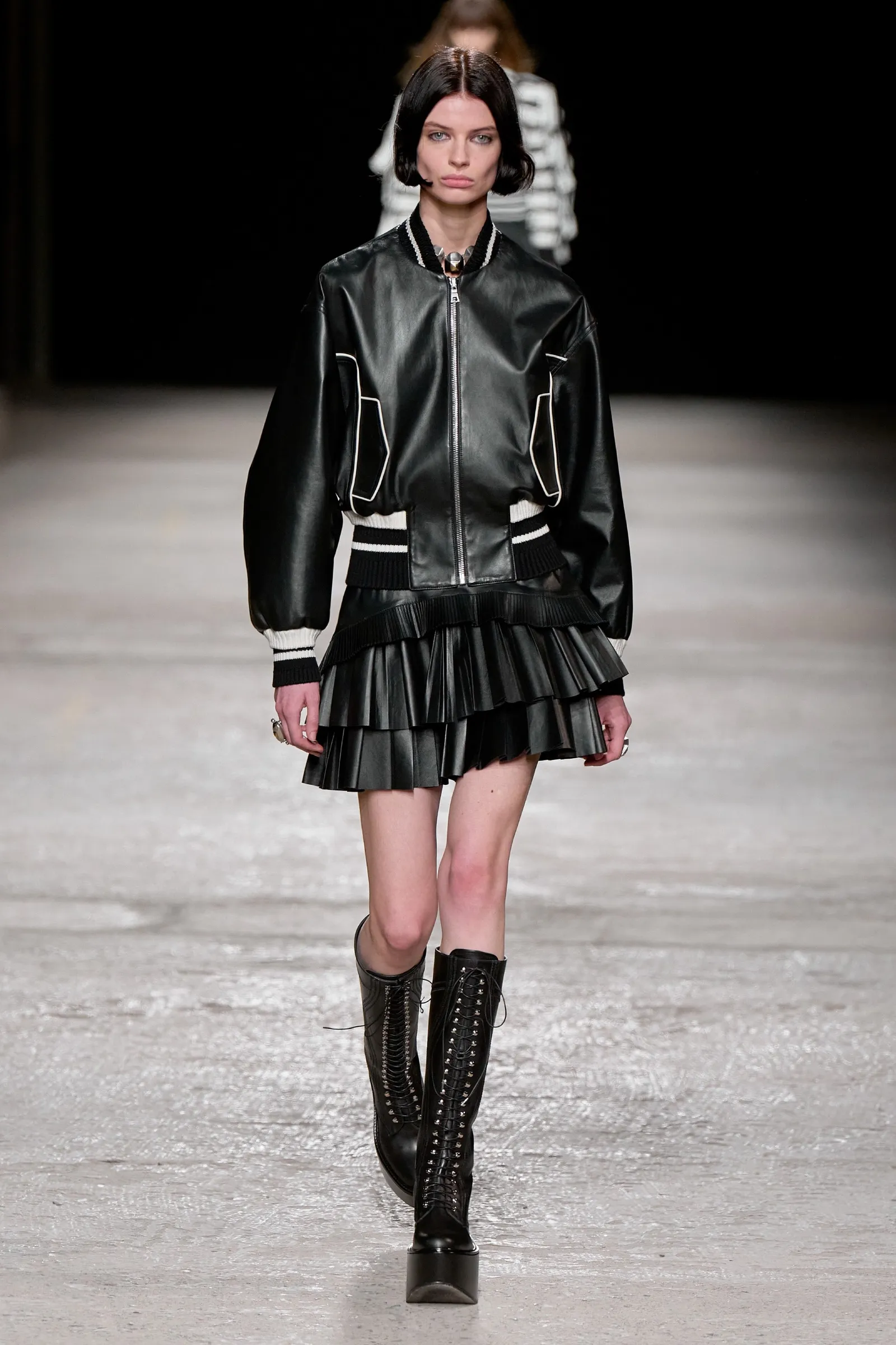 Lace-up boots με φούστες: Είναι ο πιο hot συνδυασμός του φθινοπώρου-5