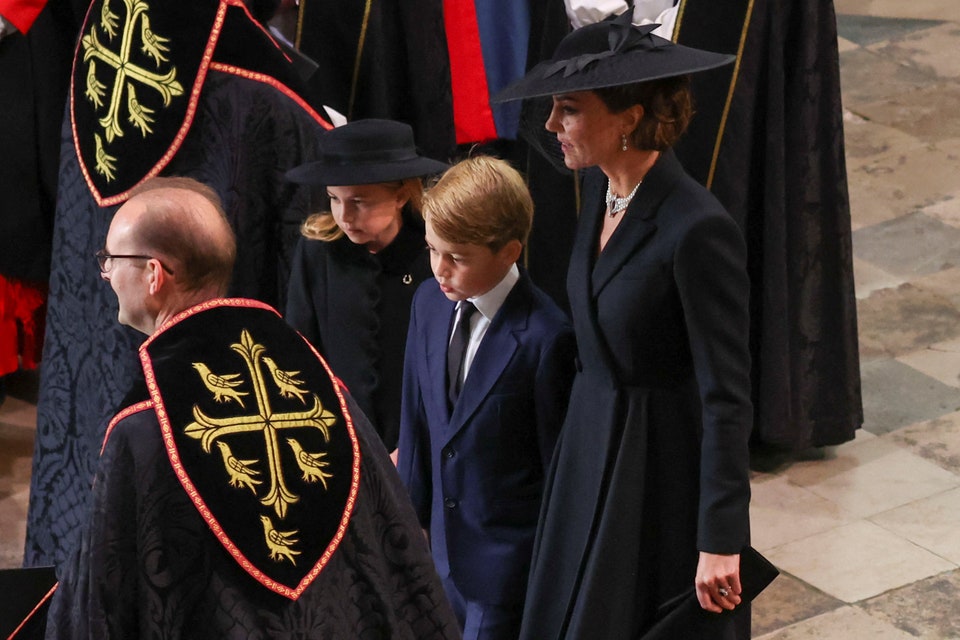 Kate Middleton: Η συναισθηματική αξία πίσω από τις πέρλες της στην κηδεία της Βασίλισσας Ελισάβετ-2