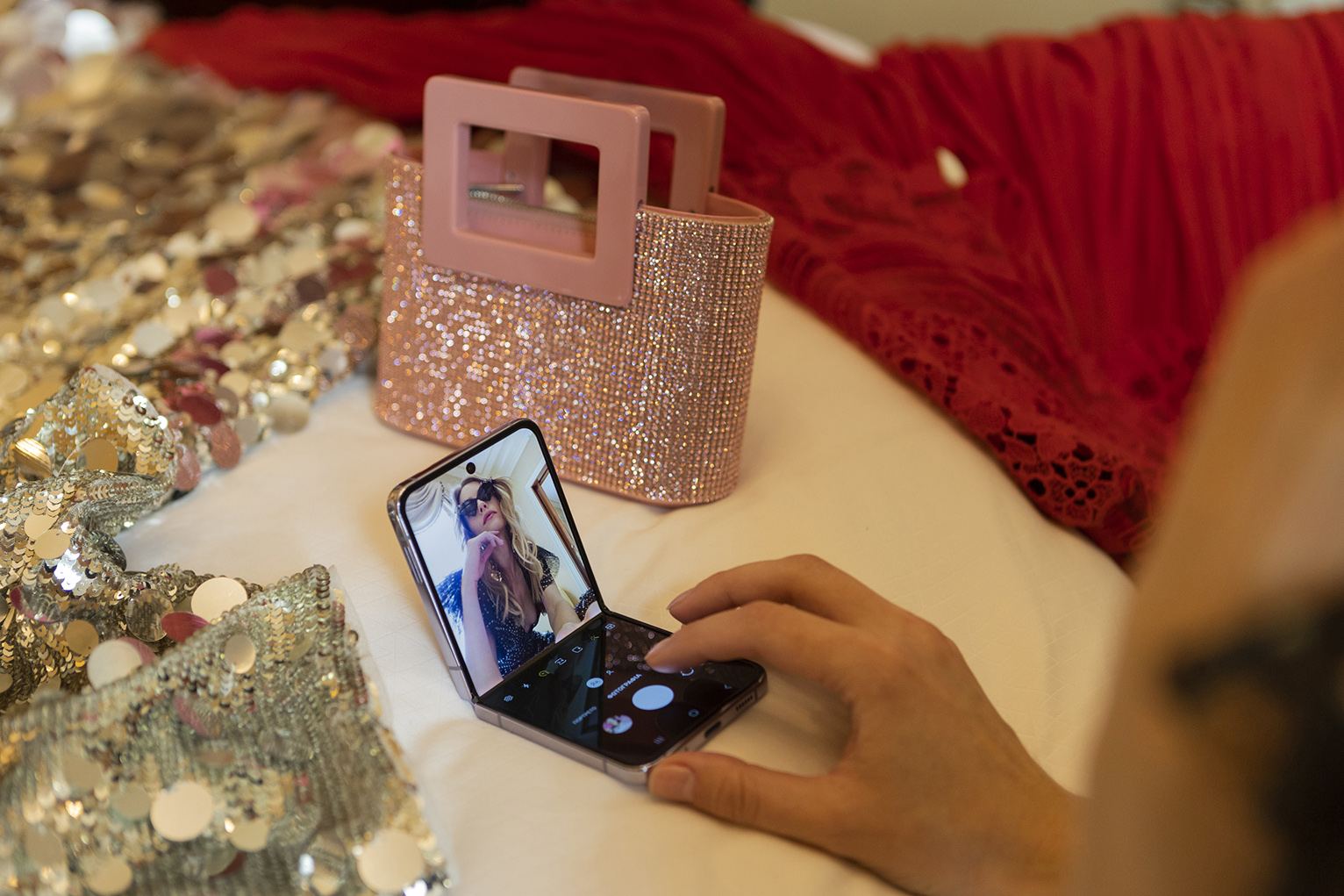 Το Samsung Galaxy Z Flip4 πέρασε το crash test των Vogue editors-2