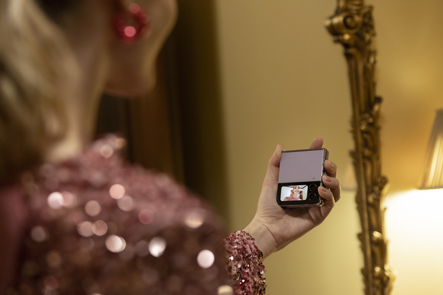 Το Samsung Galaxy Z Flip4 πέρασε το crash test των Vogue editors-4