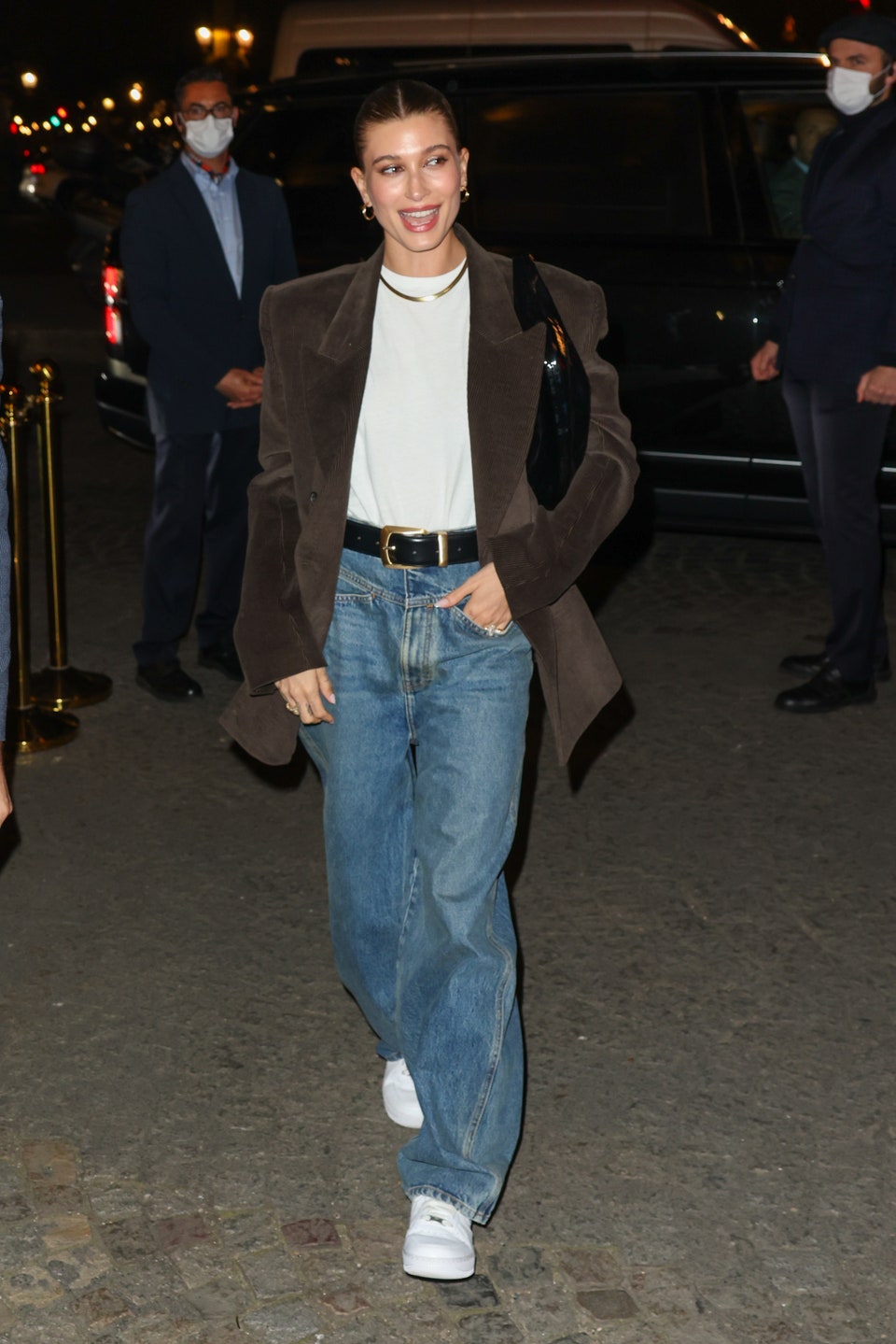 Τα oversized πανωφόρια είναι η εμμονή της Hailey Bieber-4