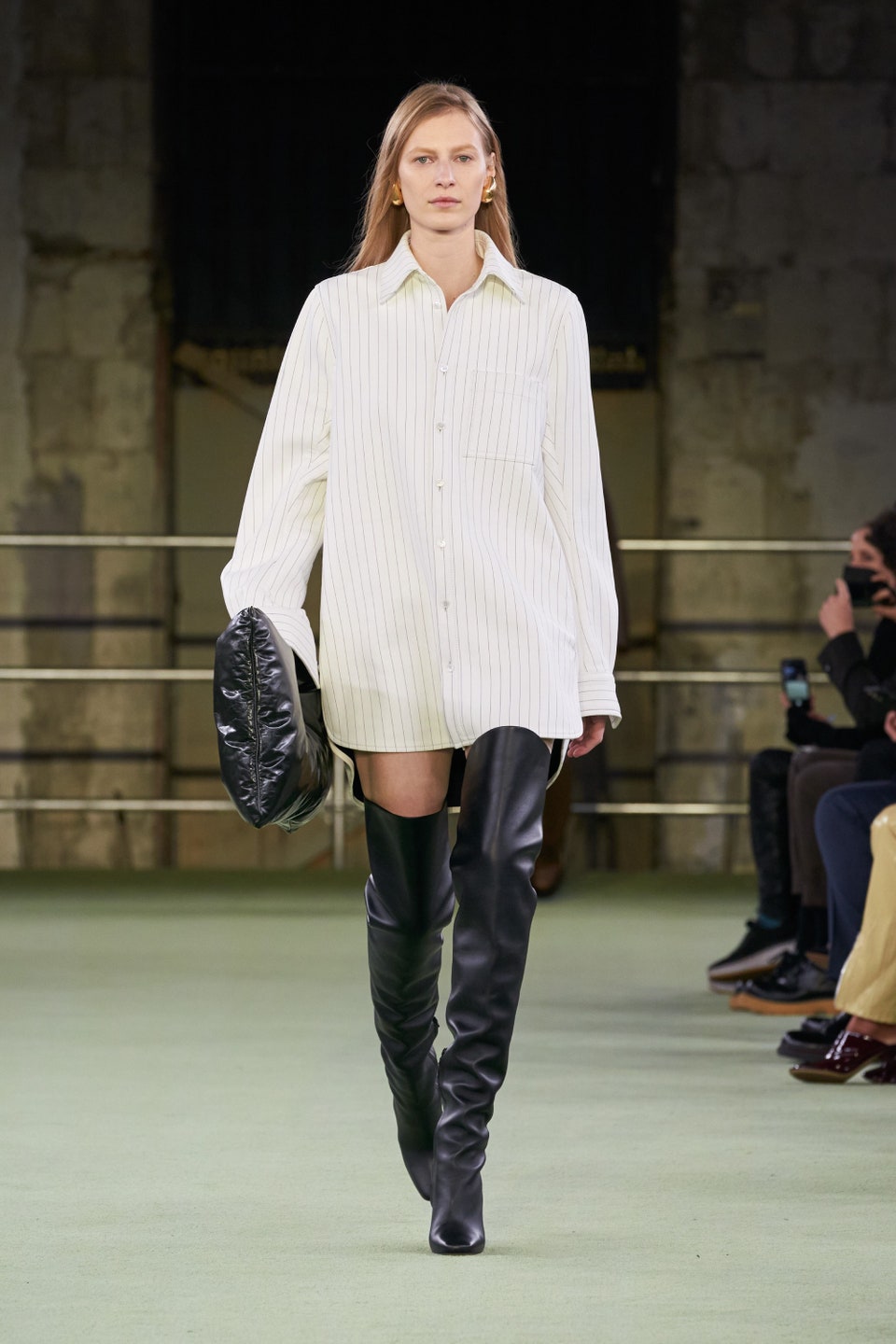 Ψηλές μπότες και φορέματα: To πιο θηλυκό style duo του φθινοπώρου-3