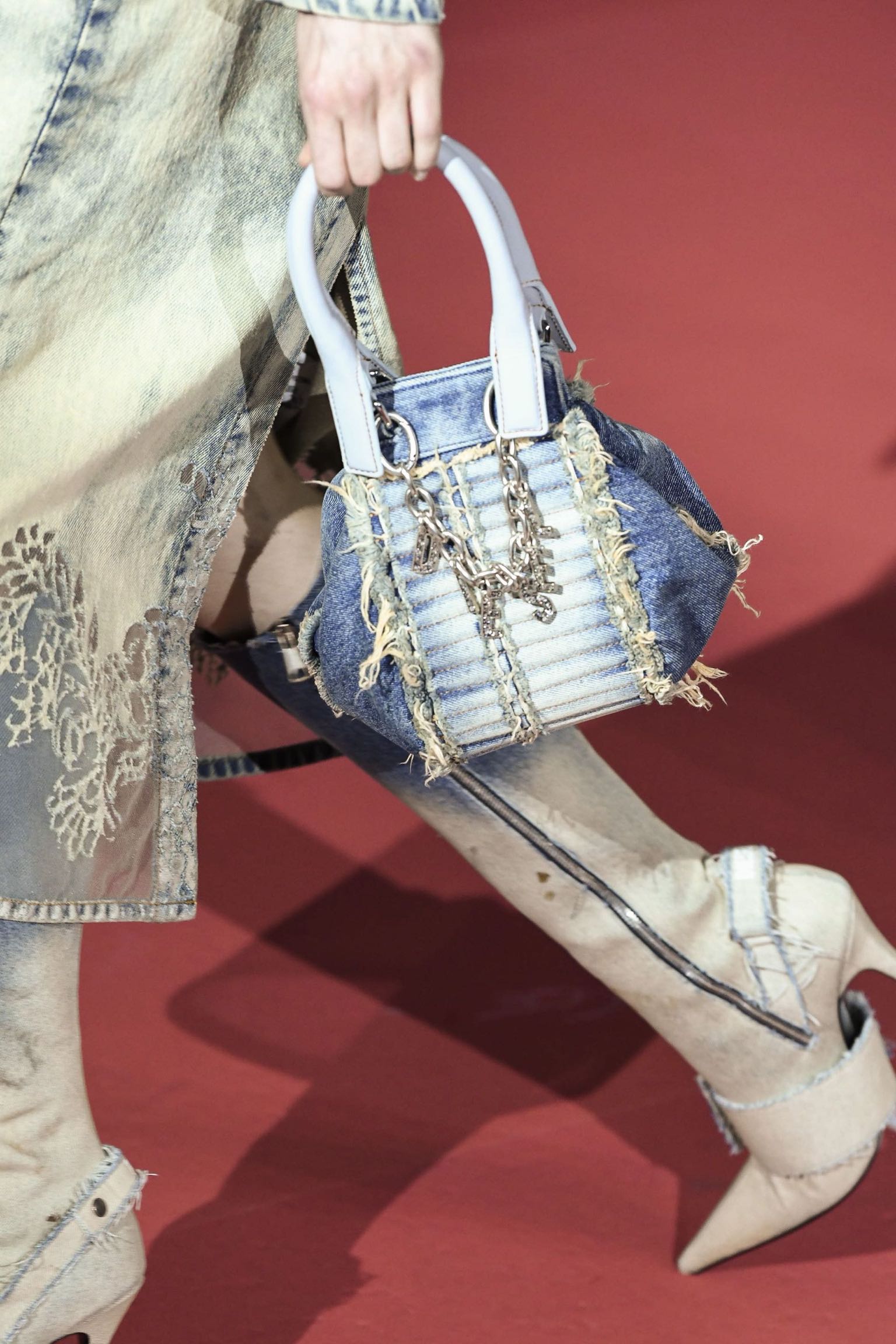 Denim bag: Η τσάντα που κάνει comeback-3