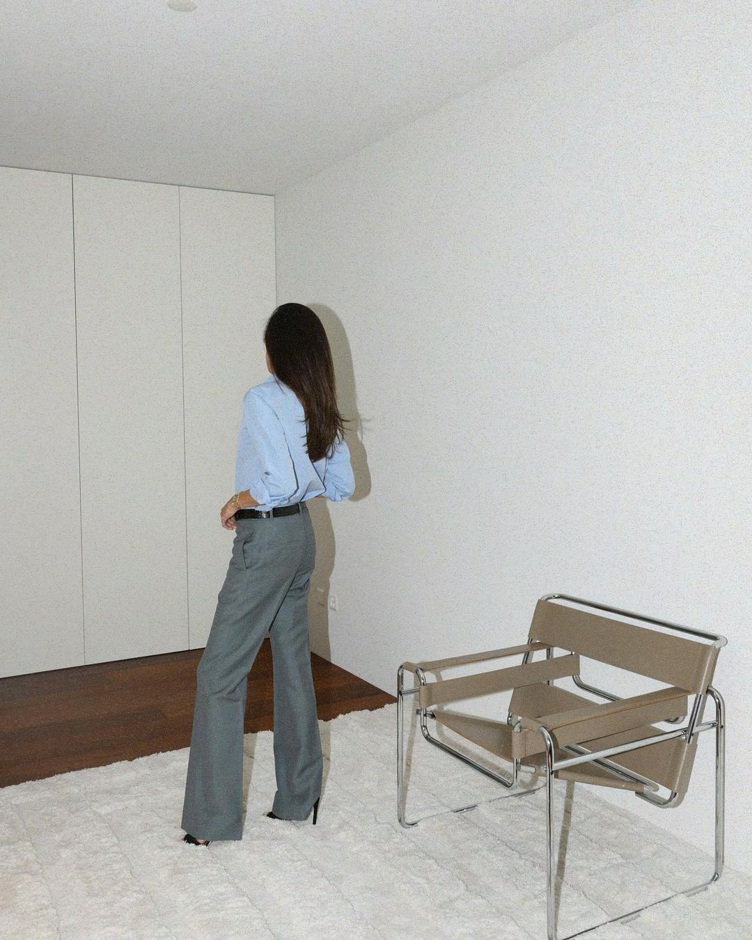 Γκρι: Ο οδηγός της Vogue για να το φορέσετε από το office look μέχρι το date night-7