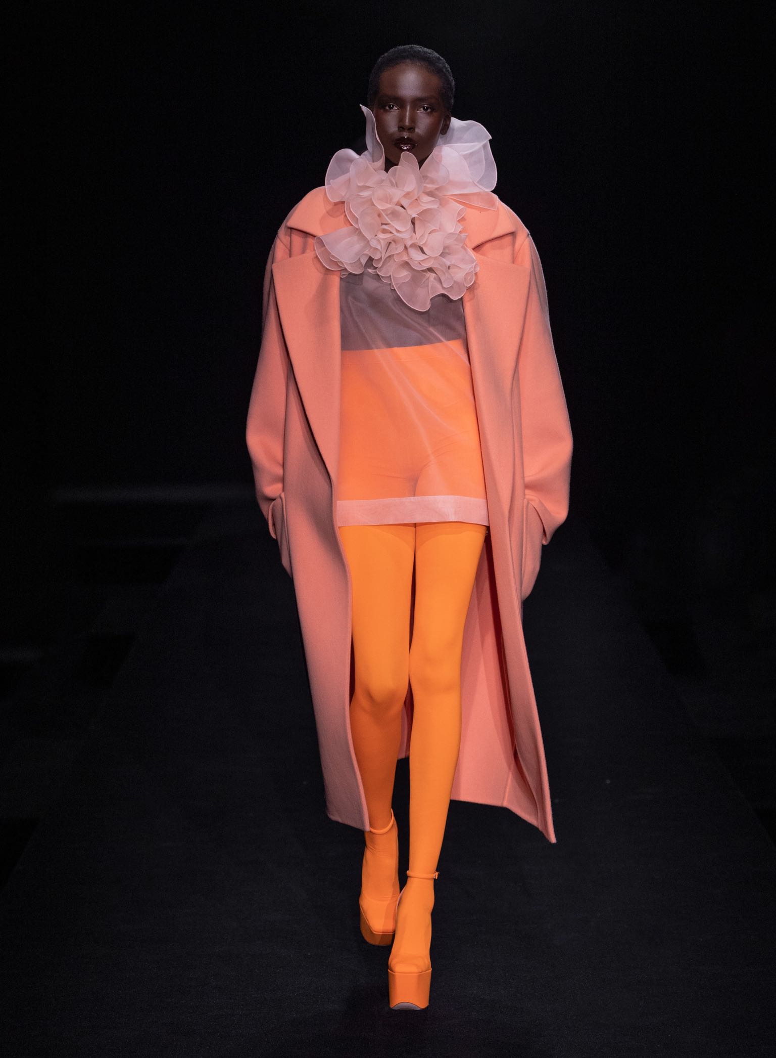 Valentino Couture Spring/Summer 2023: H συλλογή που παρουσιάστηκε σε νυχτερινό club-4