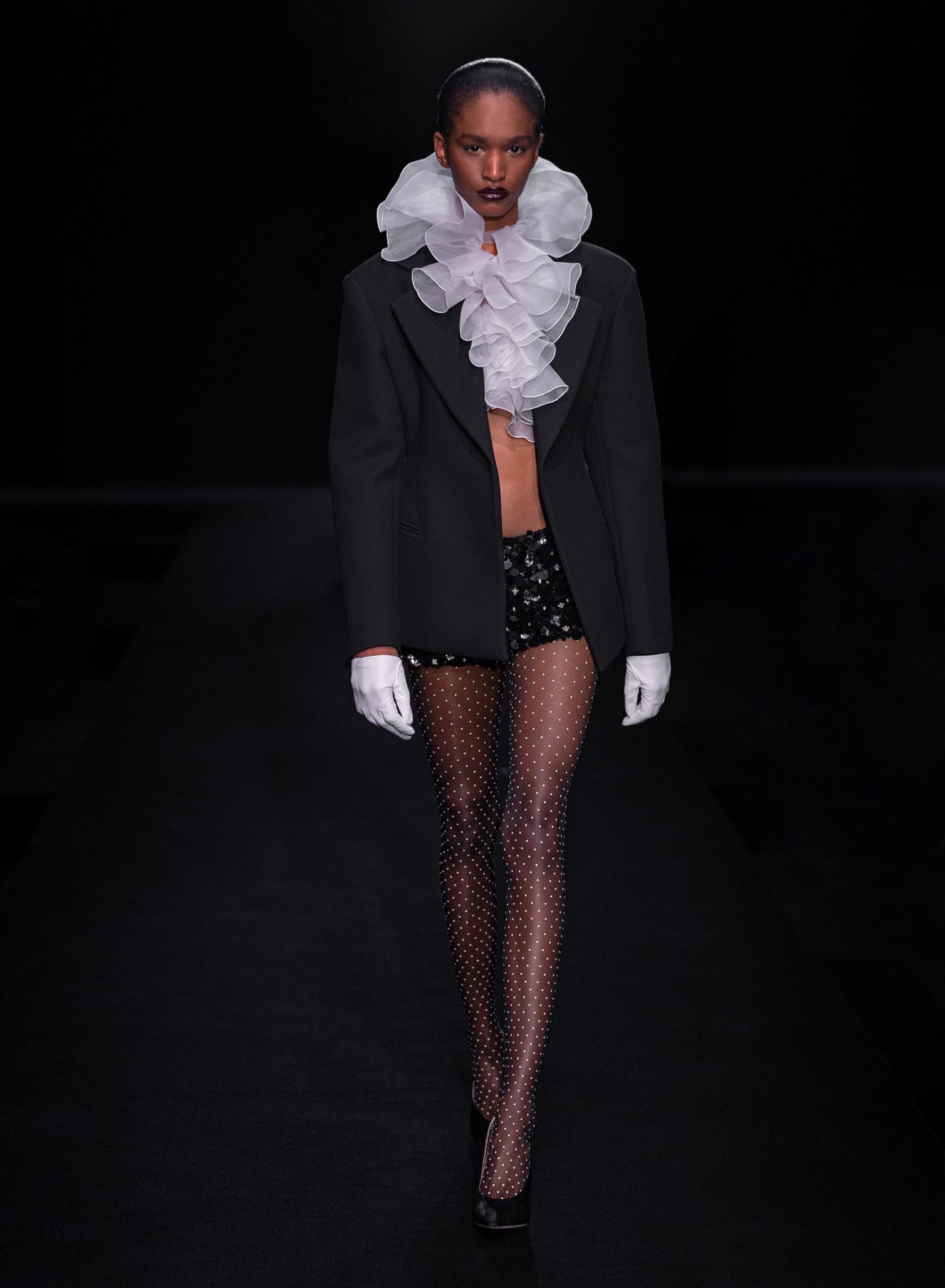 Valentino Couture Spring/Summer 2023: H συλλογή που παρουσιάστηκε σε νυχτερινό club-2