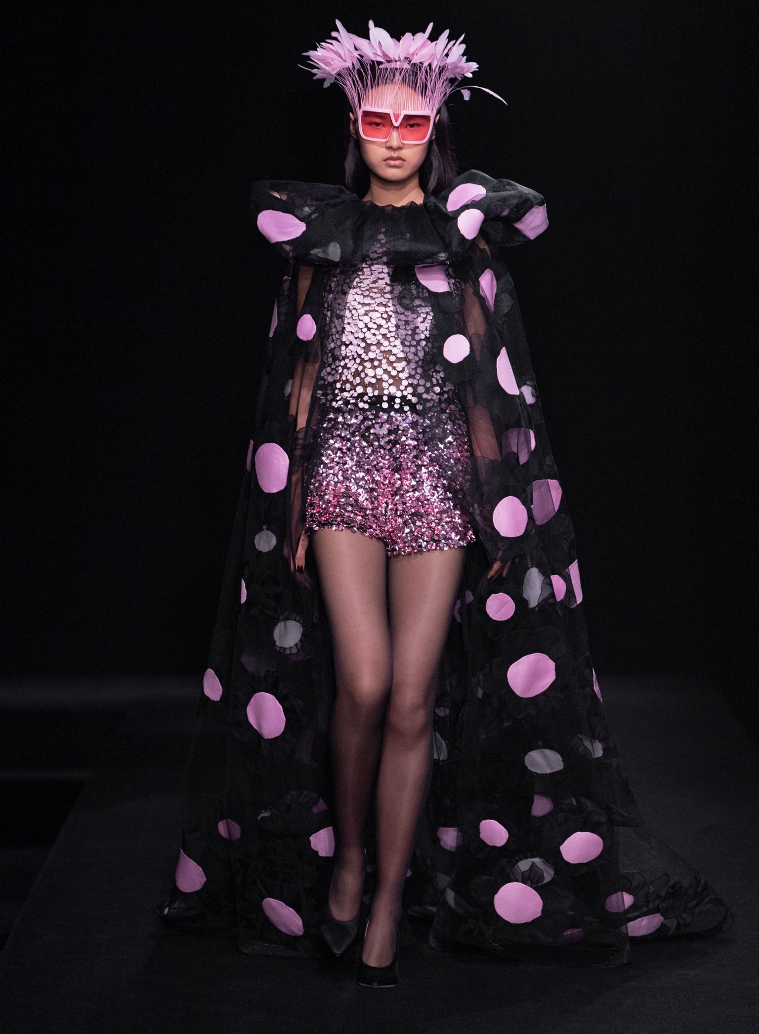 Valentino Couture Spring/Summer 2023: H συλλογή που παρουσιάστηκε σε νυχτερινό club-3