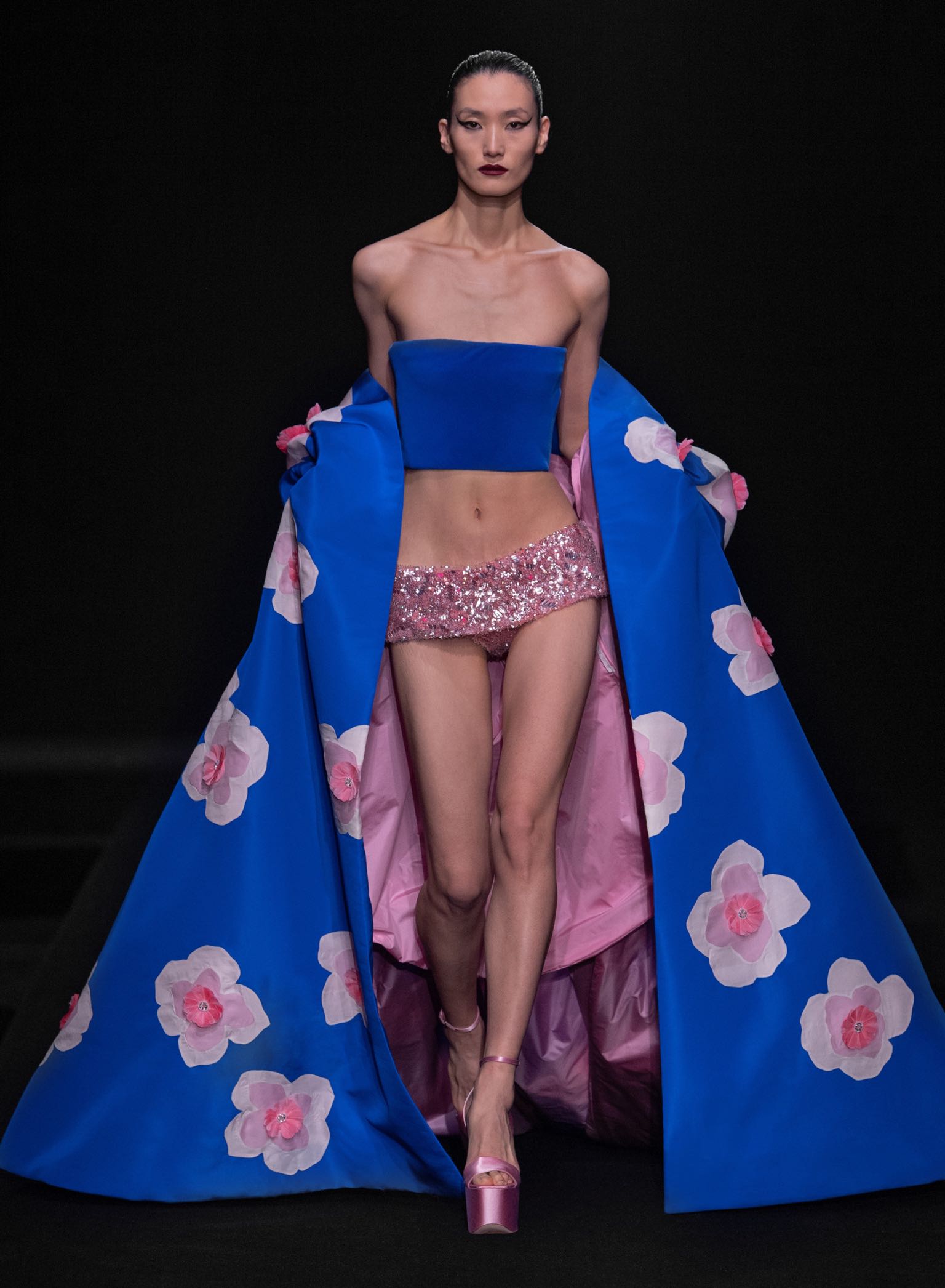 Valentino Couture Spring/Summer 2023: H συλλογή που παρουσιάστηκε σε νυχτερινό club-5