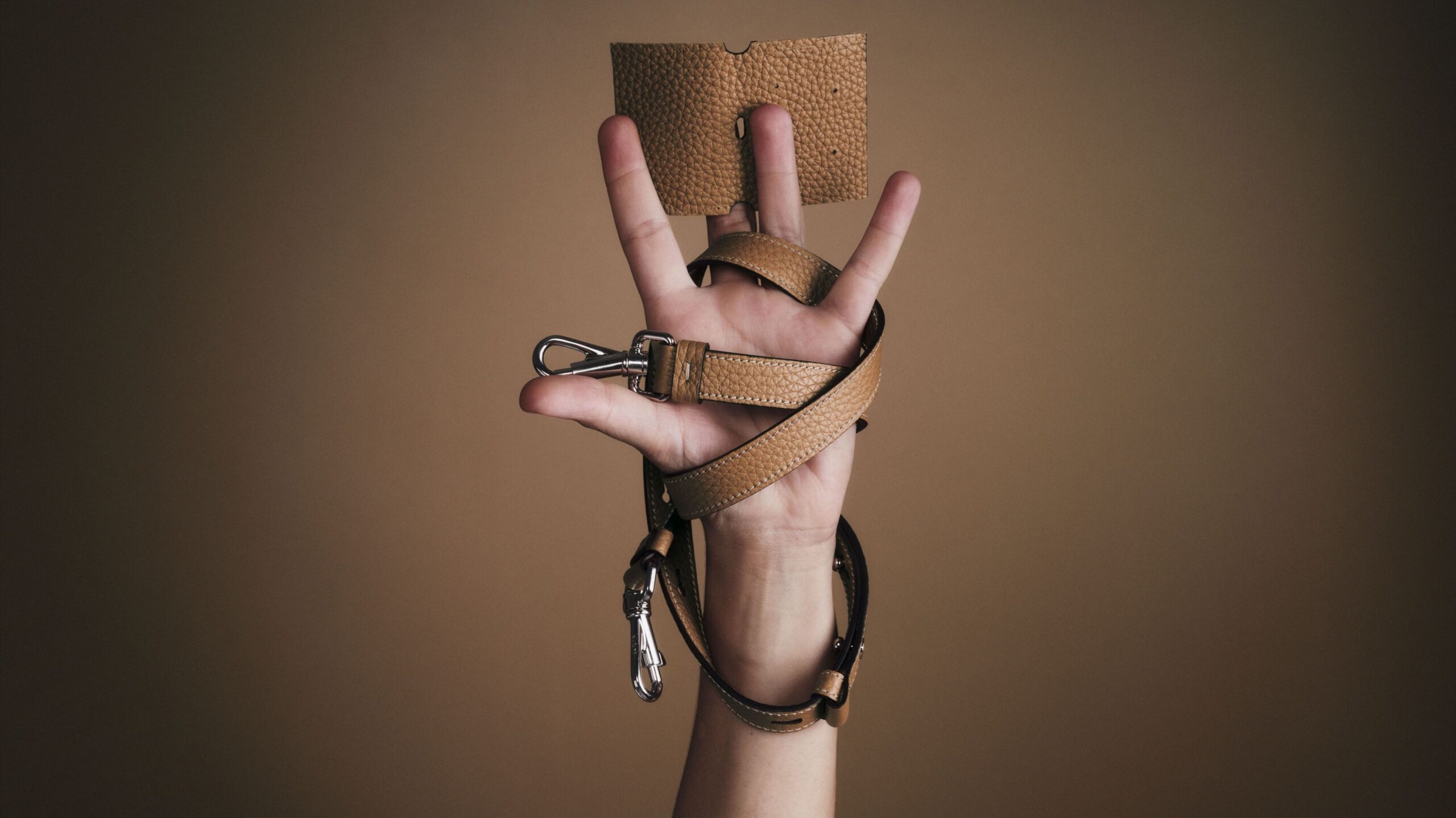 Tod’s: H iconic Di Bag του οίκου ανανεώνεται και γίνεται must-have-1