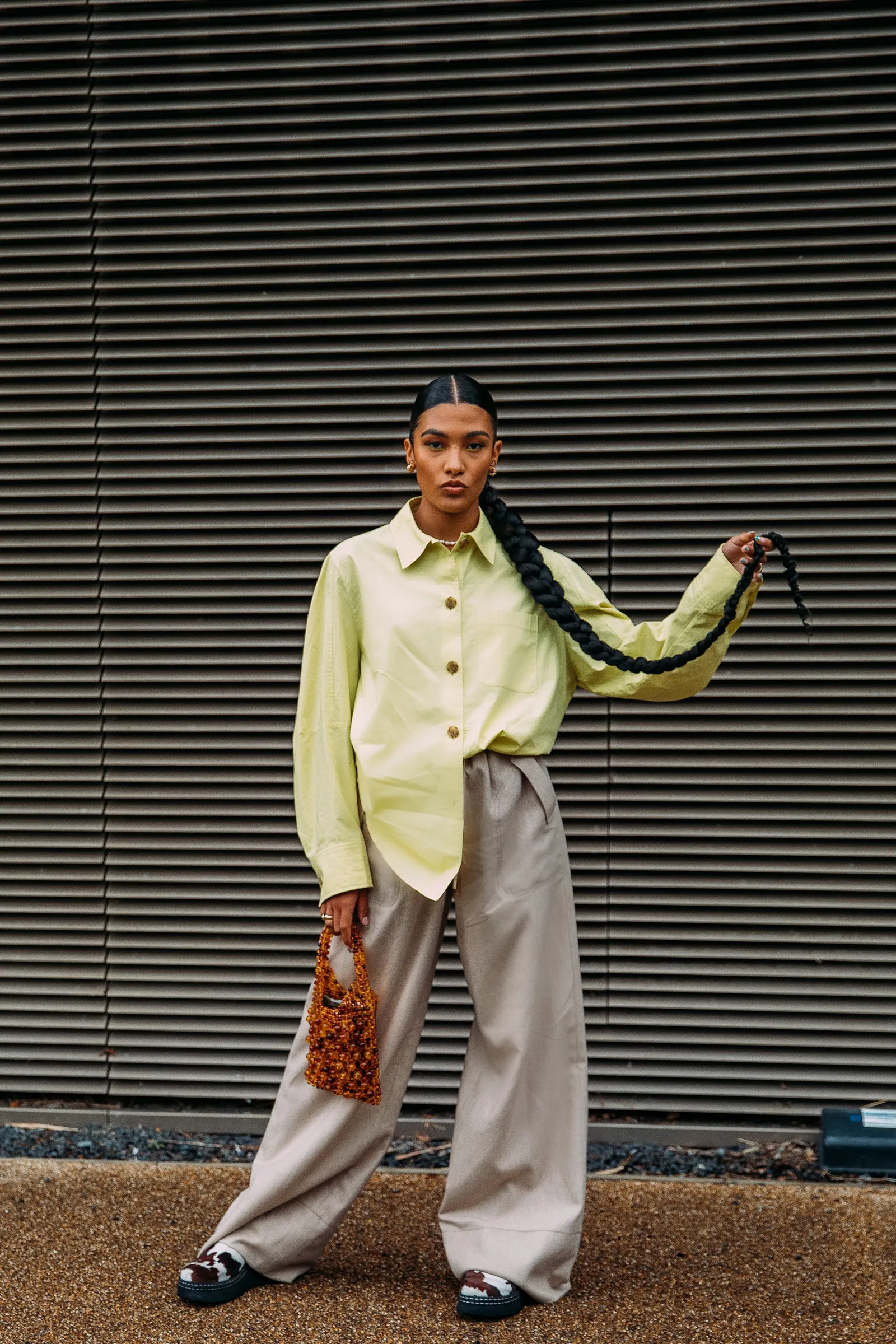 Baggy τζιν με πουκάμισα: Πώς να συνδυάσετε το trend του 2023;-6