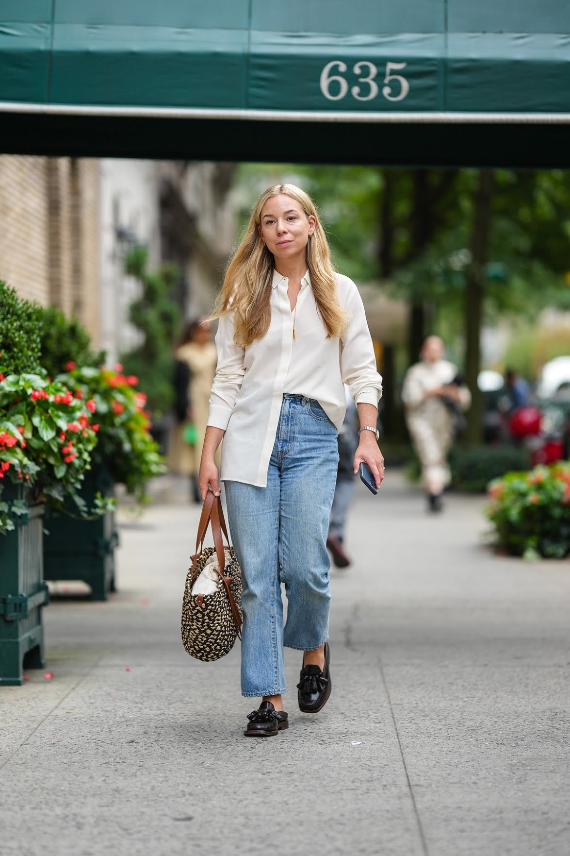 Mom τζιν και loafers: Το style duo που κάνουμε τώρα-2