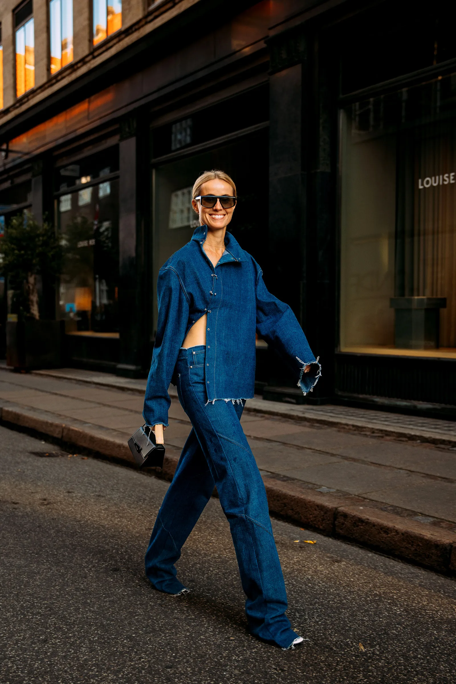 Baggy τζιν με πουκάμισα: Πώς να συνδυάσετε το trend του 2023;-4