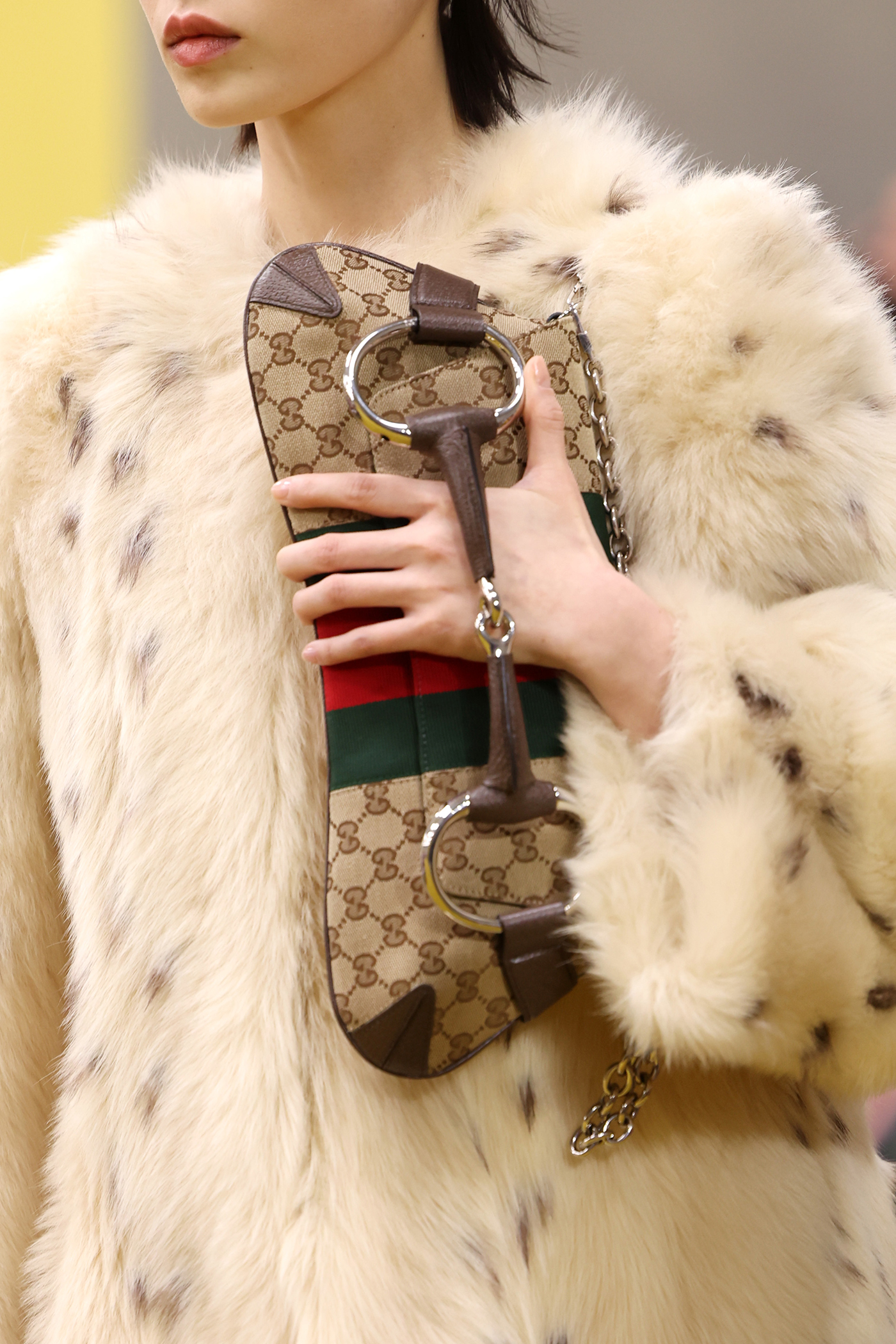 Η chain bag γίνεται ξανά τάση-1