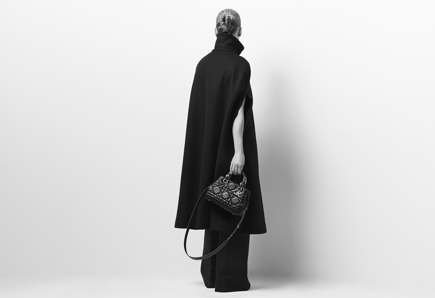 H Rosamund Pike κρατά τη νέα Dior Lady 95.22 bag-2