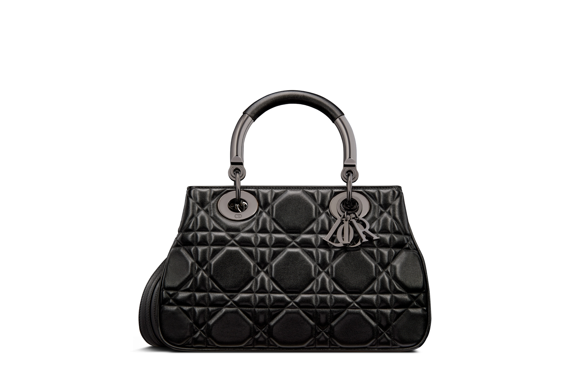 H Rosamund Pike κρατά τη νέα Dior Lady 95.22 bag-3