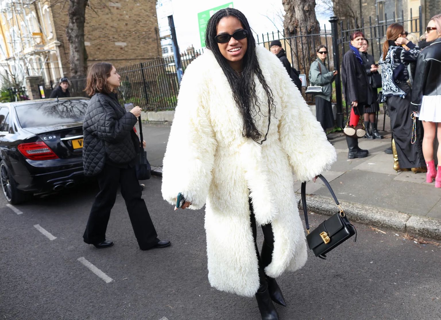12 hairstyle που θα αντιγράψουμε από το street style τώρα-2