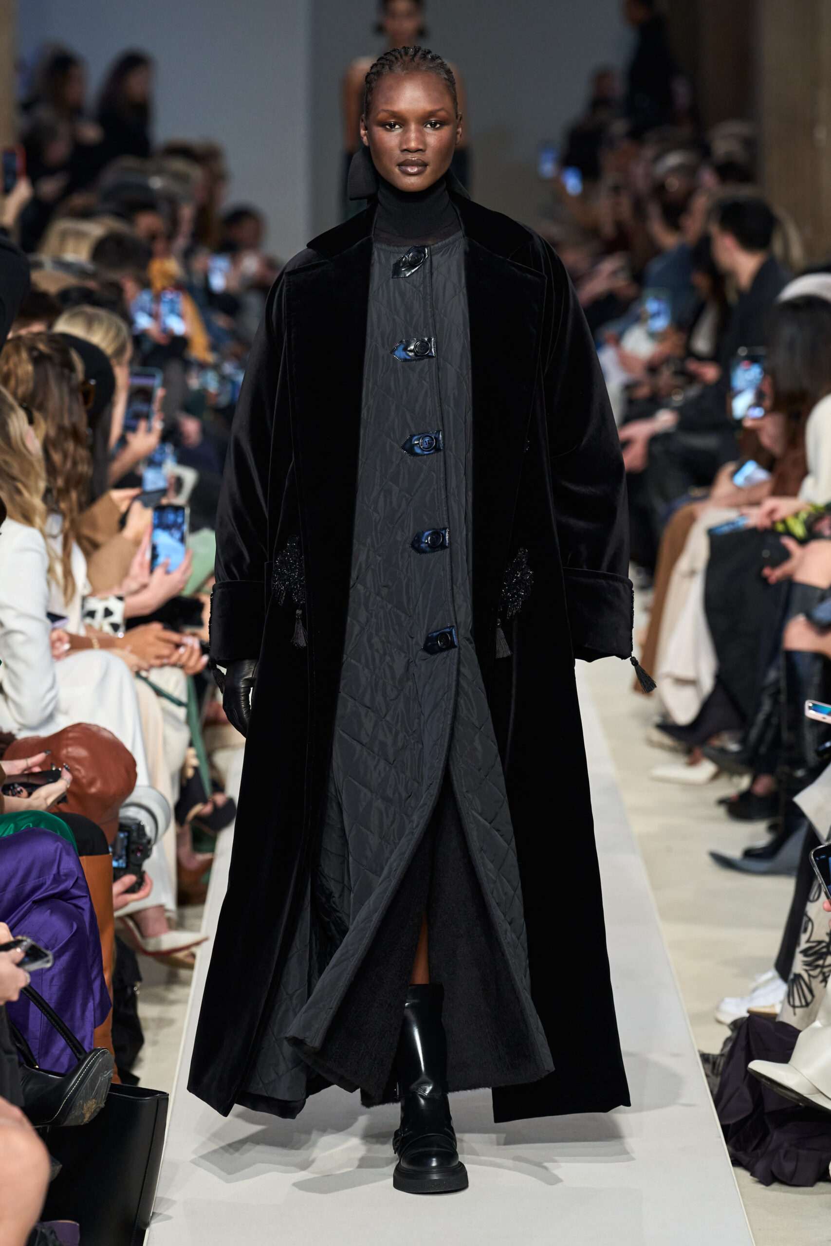 Εβδομάδα Μόδας Μιλάνου: 5 νέα coat trends από τον οίκο Max Mara-6