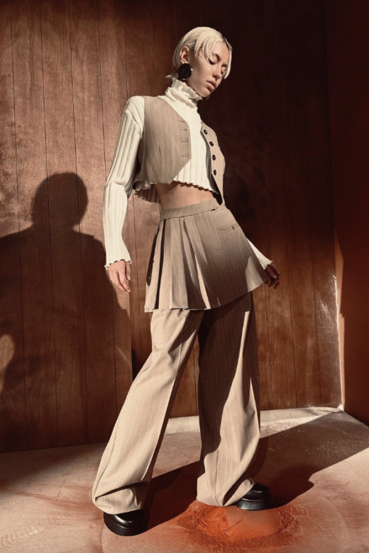 Skirt over pants: Η τάση επιστρέφει και αυτός είναι ο πιο updated τρόπος να την υιοθετήσουμε-7