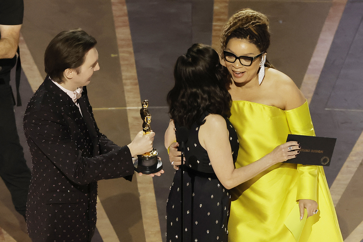 Oscars 2023: Η Julia Louis-Dreyfus με κοσμήματα Έλληνα σχεδιαστή-2