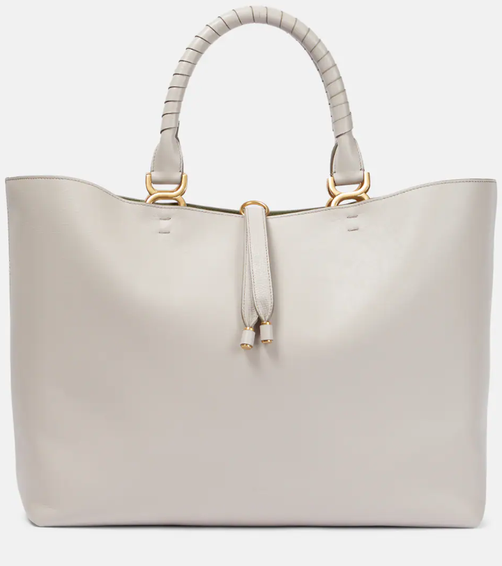 Από τα λευκά sneakers, στην tote bag: Τα easy chic κομμάτια της γκαρνταρόμπας-6