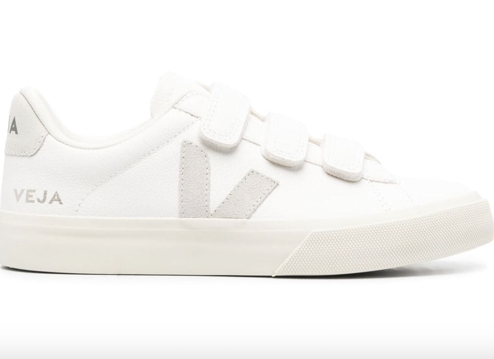 Λευκά sneakers: Αυτά είναι τα πιο hot στυλ τώρα-6