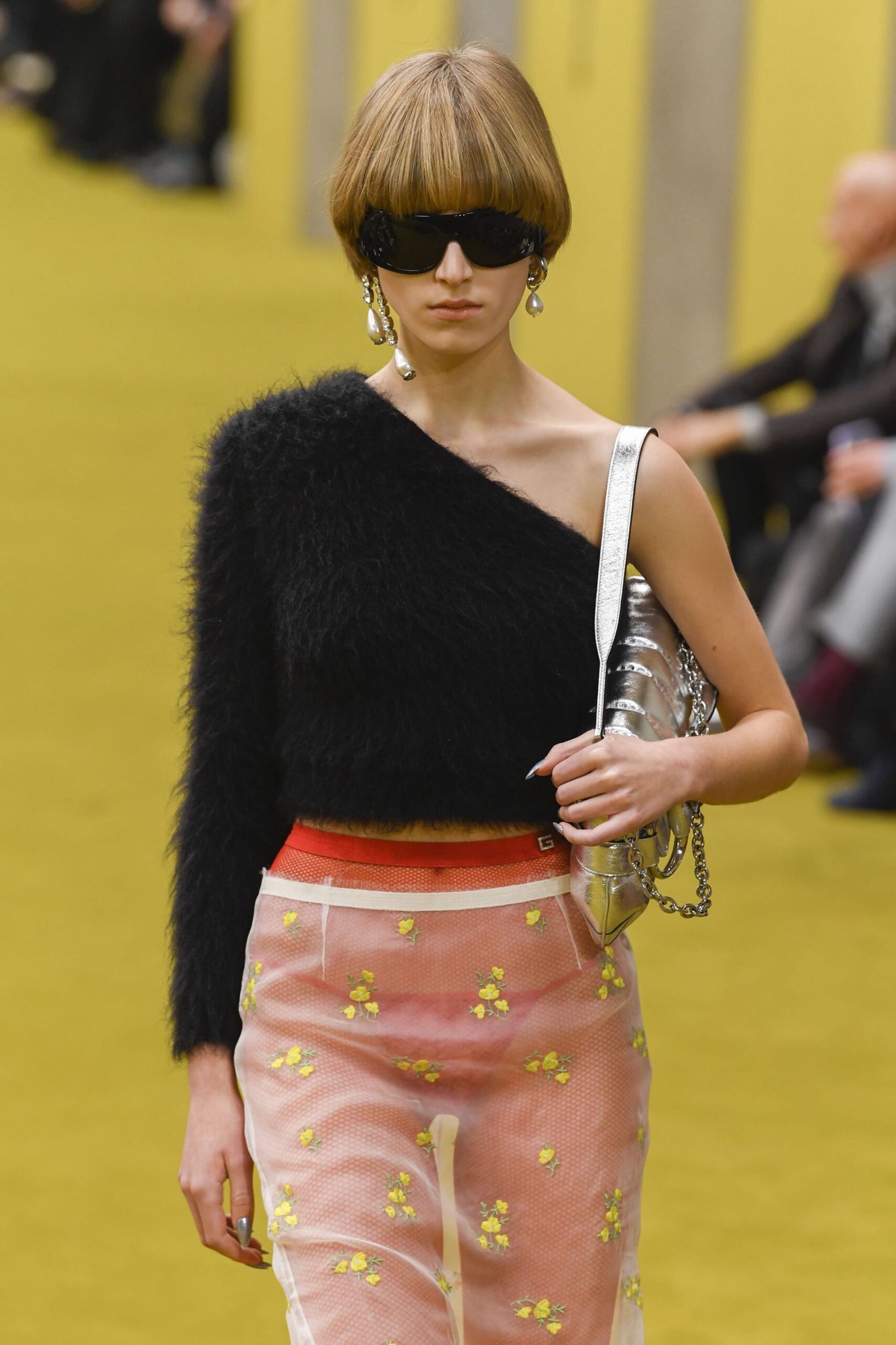 One shoulder sweater: 3 τρόποι να υιοθετήσετε την τάση-3