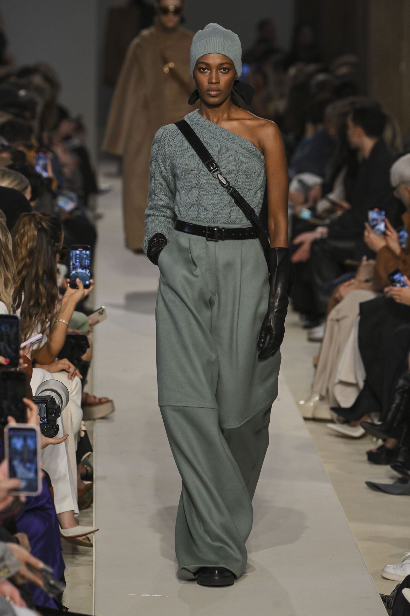 One shoulder sweater: 3 τρόποι να υιοθετήσετε την τάση-2