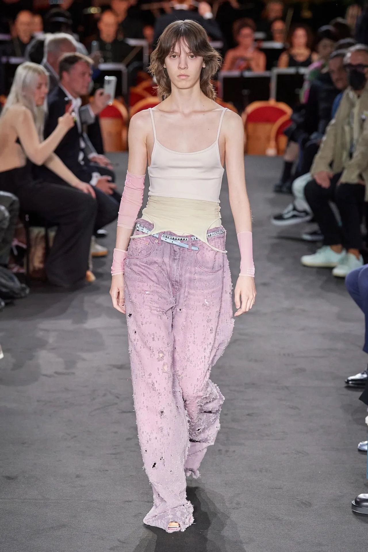 Puddle pants: Το trending παντελόνι που αναδεικνύει κάθε σωματότυπο-2