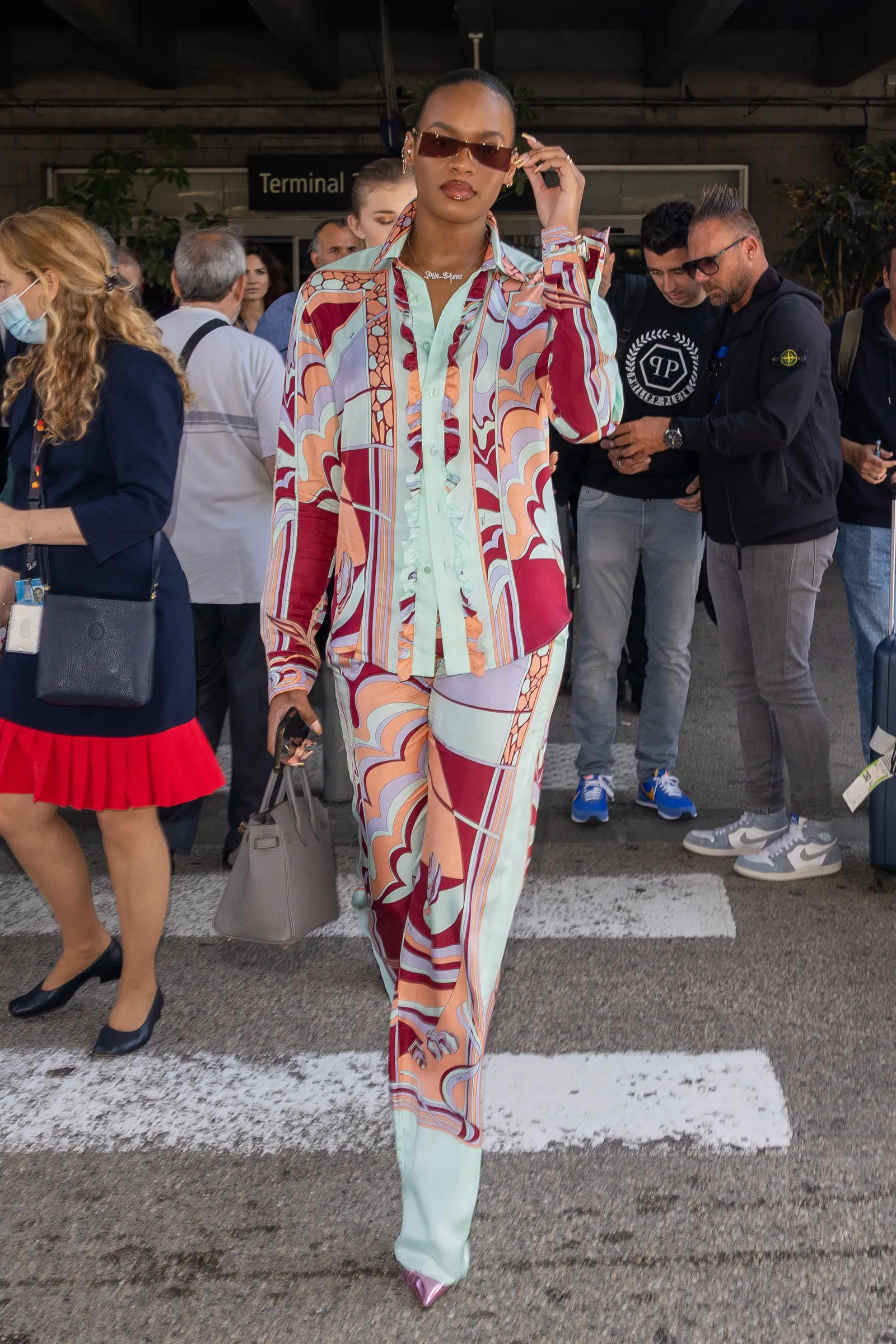Airport style: Τι φορούν οι celebrities όταν ταξιδεύουν;-3