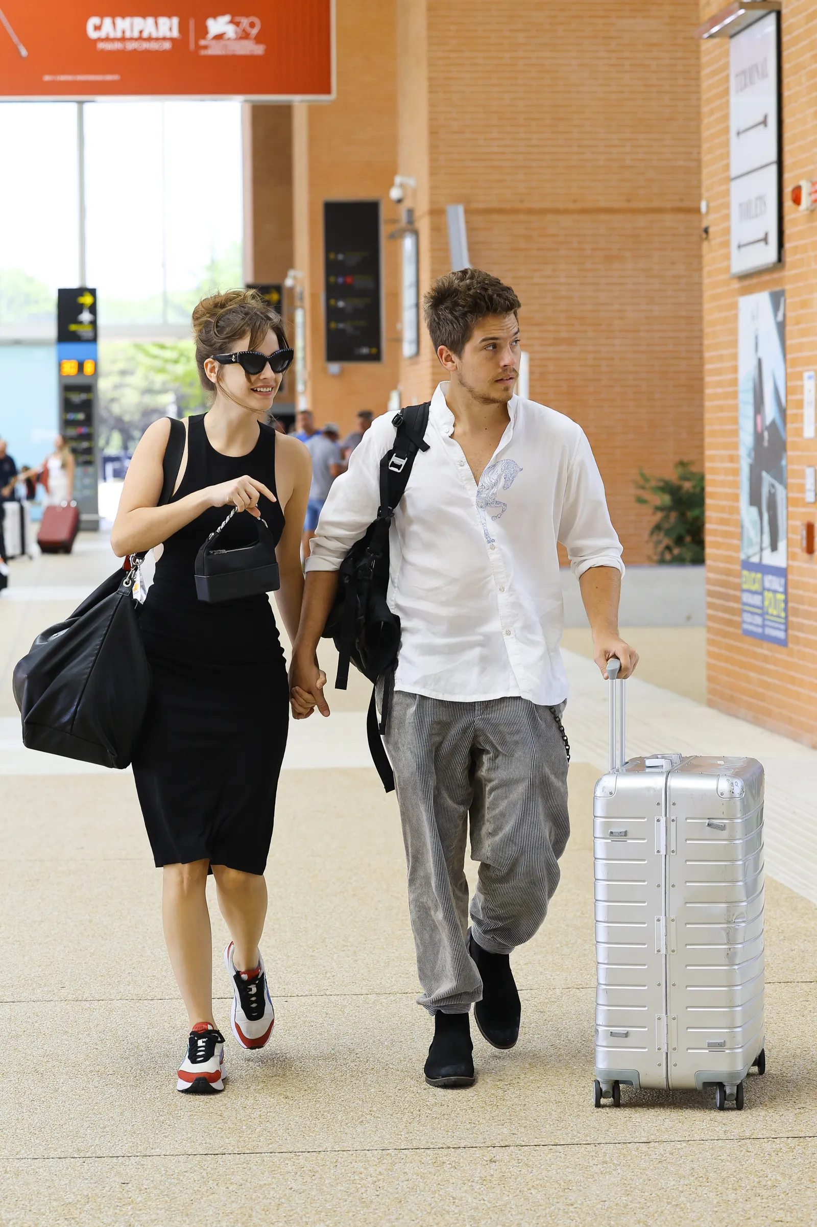 Airport style: Τι φορούν οι celebrities όταν ταξιδεύουν;-9