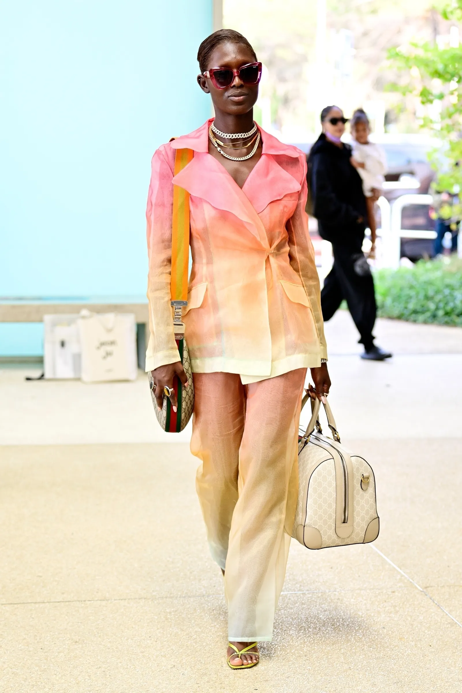 Airport style: Τι φορούν οι celebrities όταν ταξιδεύουν;-5