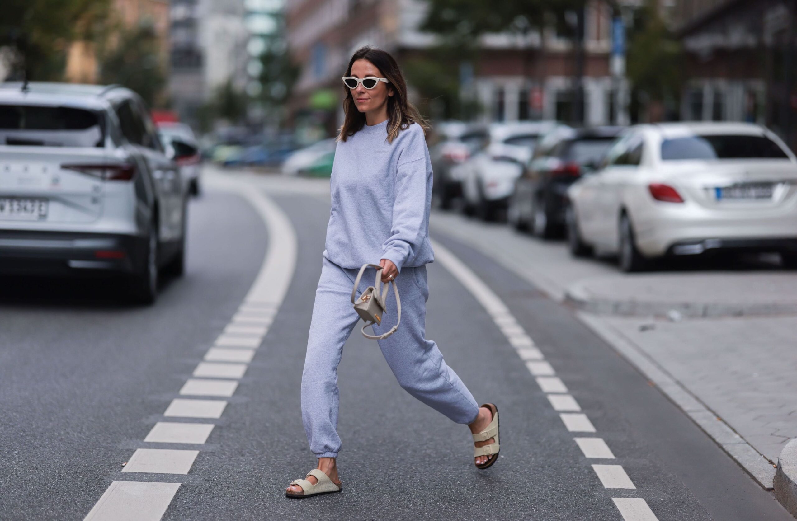 Flat sandals: 4 ανοιξιάτικα σύνολα για να τα φορέσετε από τώρα-4