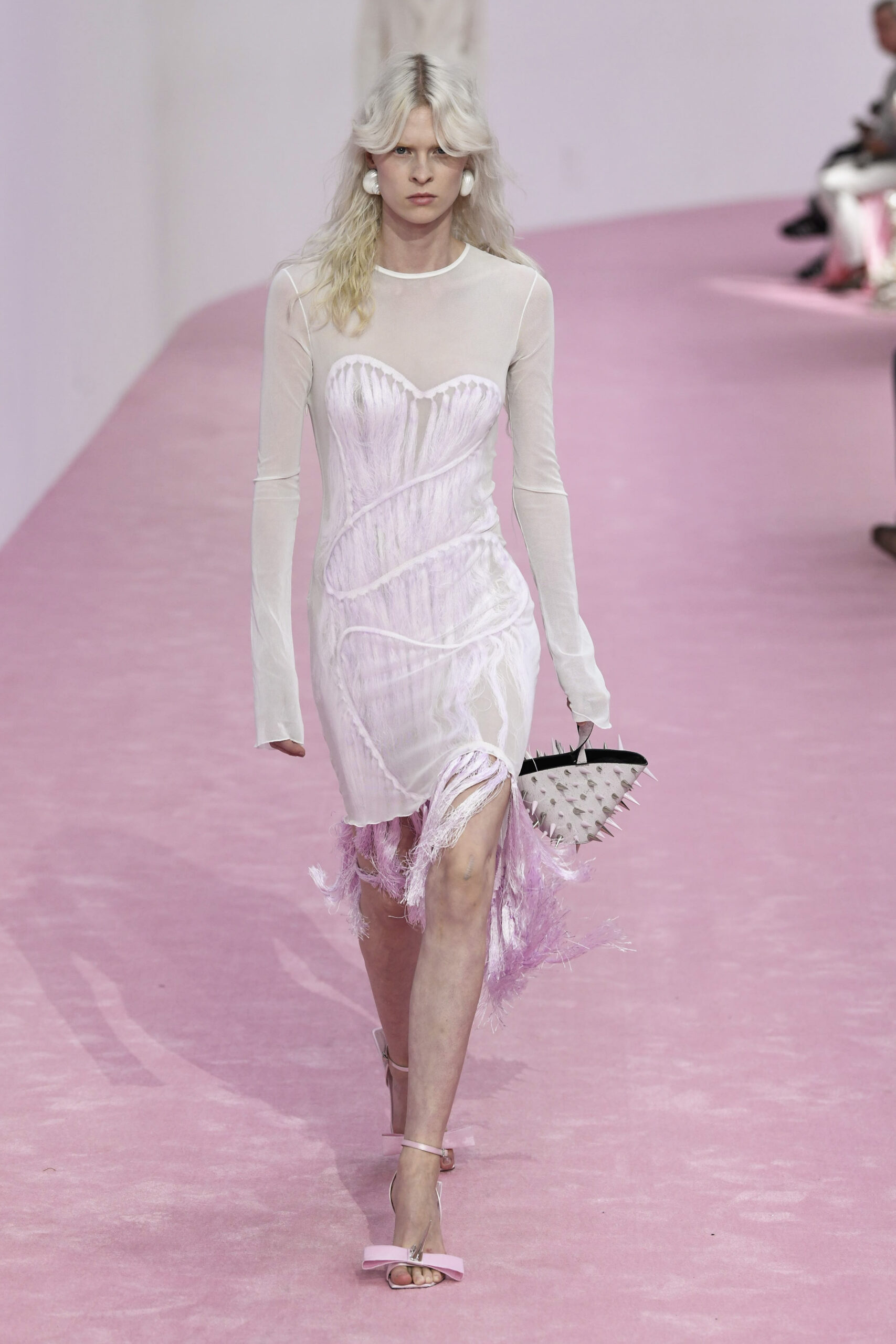 Barbie shoes: Το micro-trend που θα δώσει χρώμα σε όλα τα ανοιξιάτικα looks-3