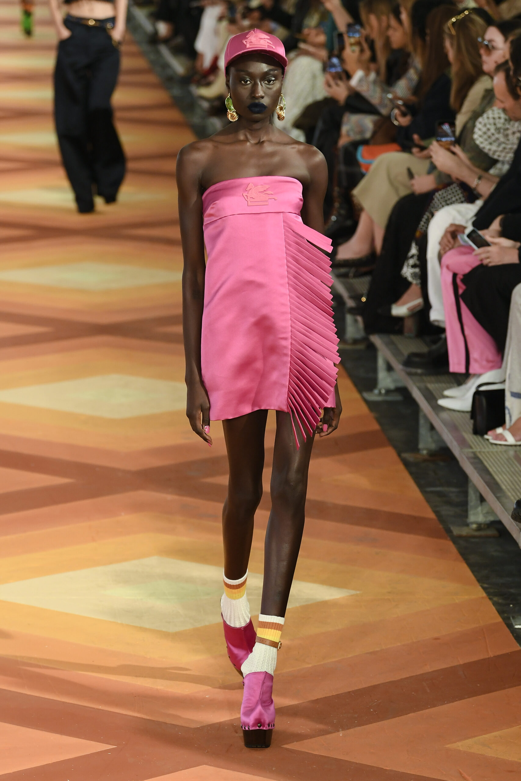 Barbie shoes: Το micro-trend που θα δώσει χρώμα σε όλα τα ανοιξιάτικα looks-1