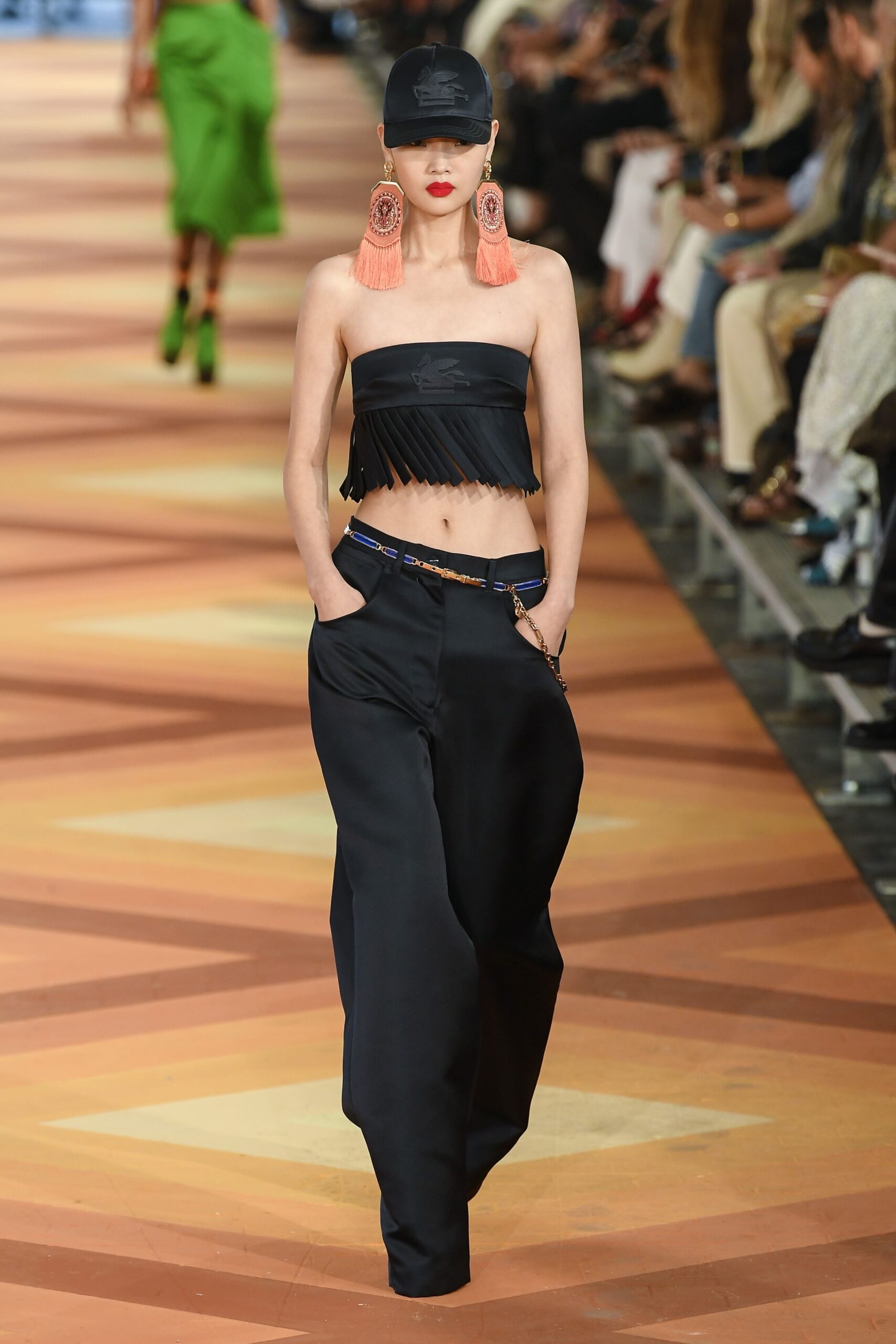 Puddle pants: Το trending παντελόνι που αναδεικνύει κάθε σωματότυπο-3