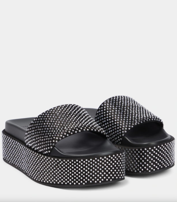 Slinky sandals: H τάση που θα δώσει 90s vibe στα καλοκαιρινά σύνολα-3
