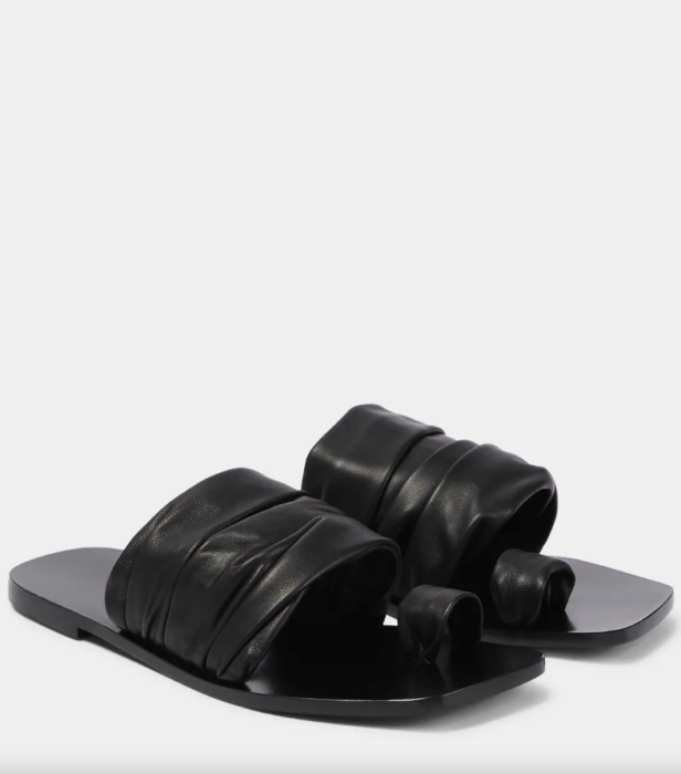 Toe ring sandals: Τα φλατ σανδάλια που θα φορέσουμε όλο το καλοκαίρι-3