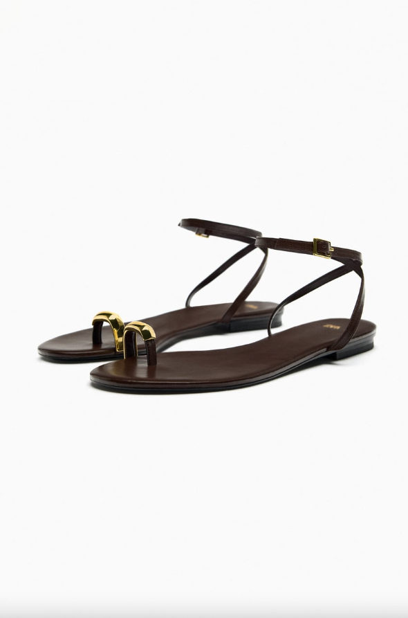 Toe ring sandals: Τα φλατ σανδάλια που θα φορέσουμε όλο το καλοκαίρι-4