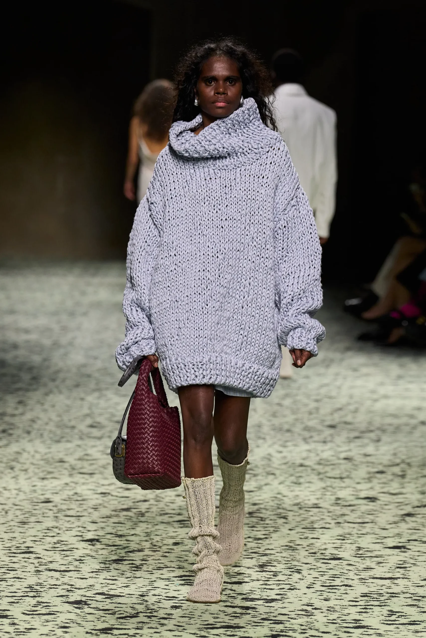 Bottega Veneta FW 23-24: Το street style περνά στο catwalk-2