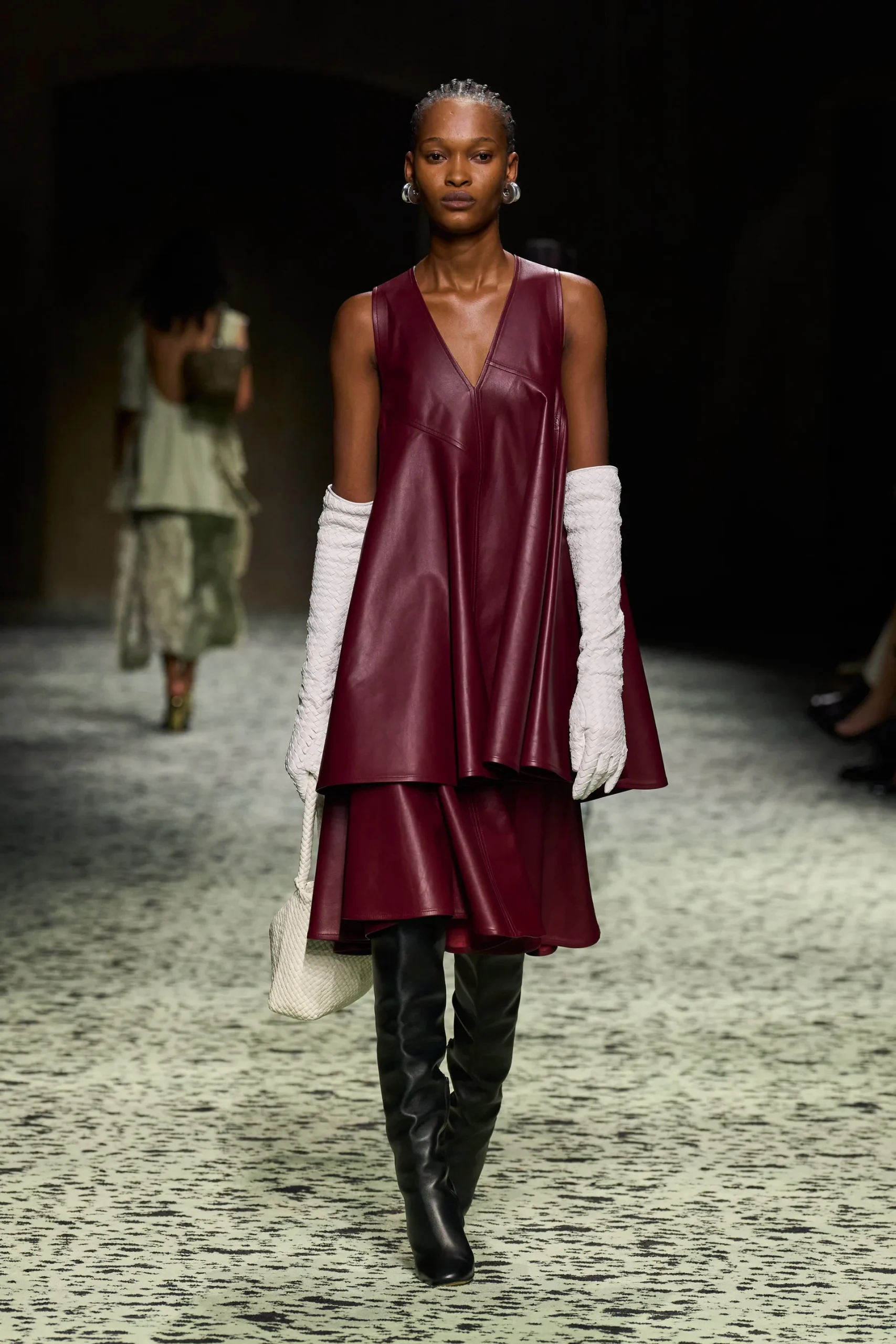 Bottega Veneta FW 23-24: Το street style περνά στο catwalk-3