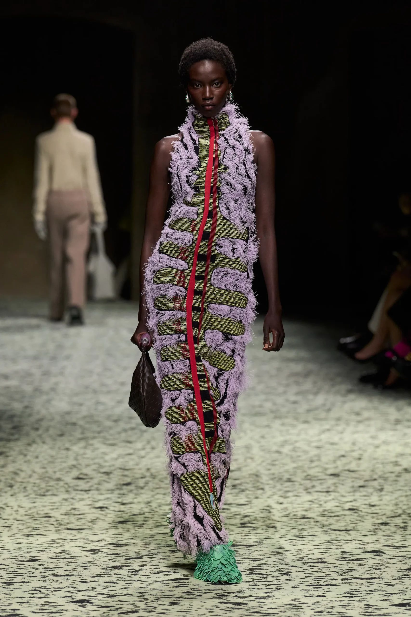 Bottega Veneta FW 23-24: Το street style περνά στο catwalk-5