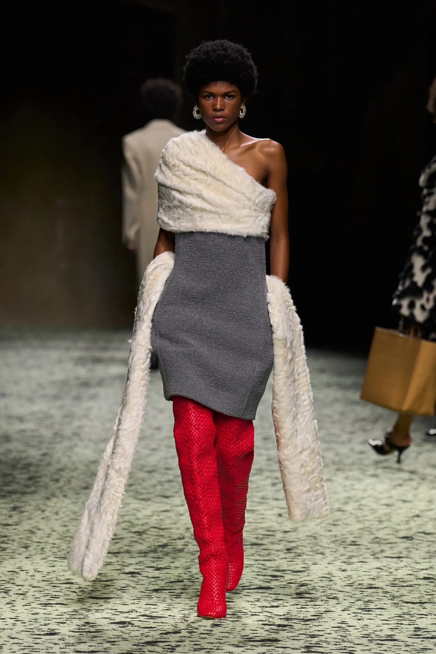Bottega Veneta FW 23-24: Το street style περνά στο catwalk-7