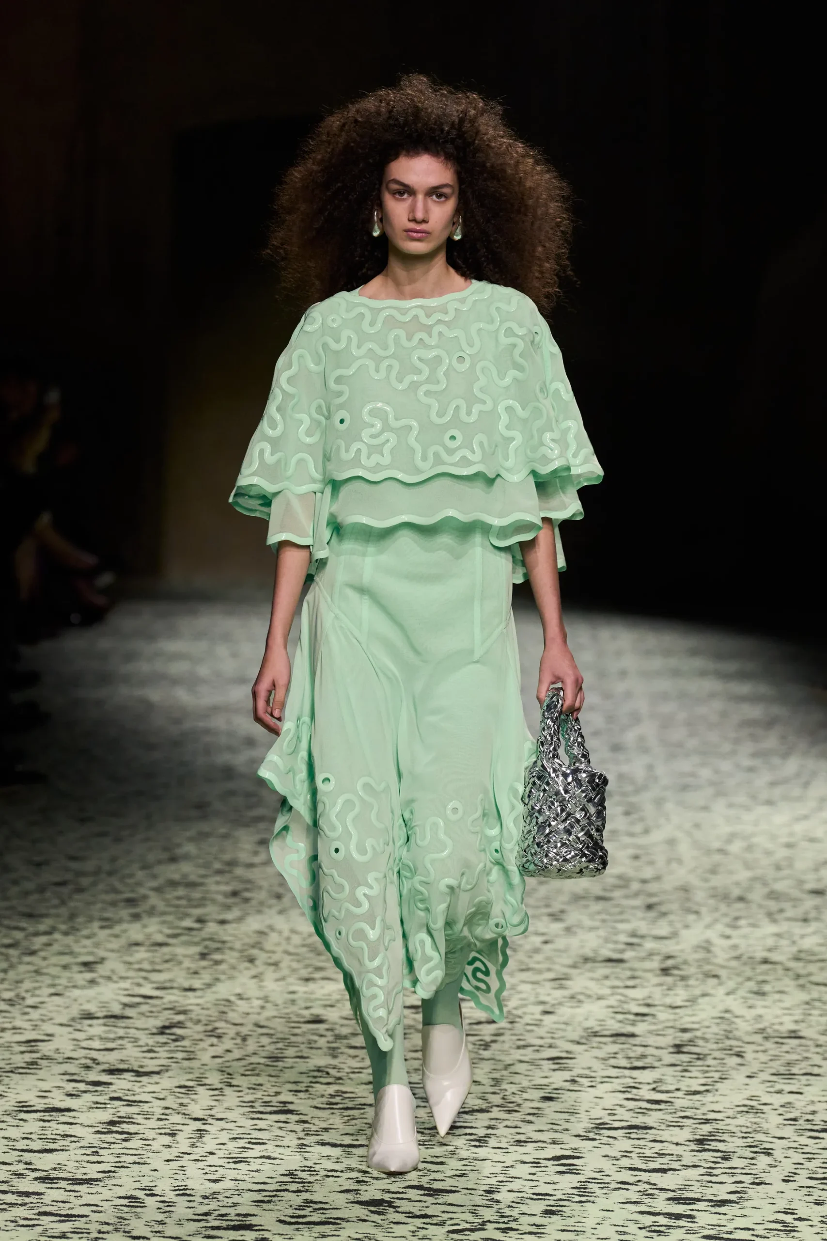 Bottega Veneta FW 23-24: Το street style περνά στο catwalk-6