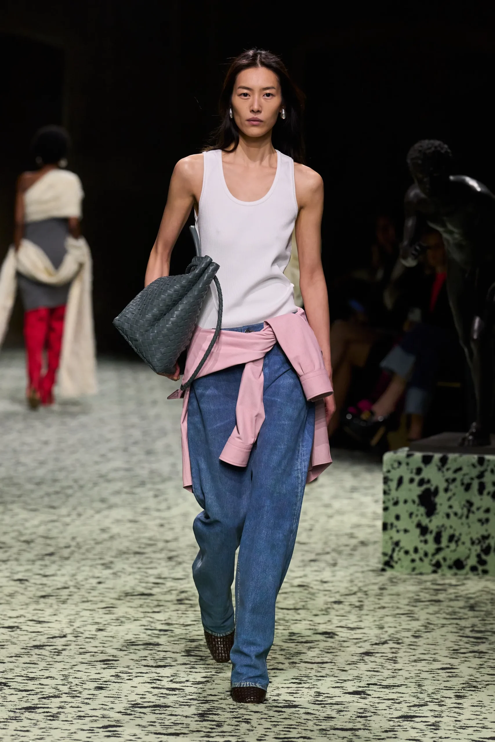Bottega Veneta FW 23-24: Το street style περνά στο catwalk-8