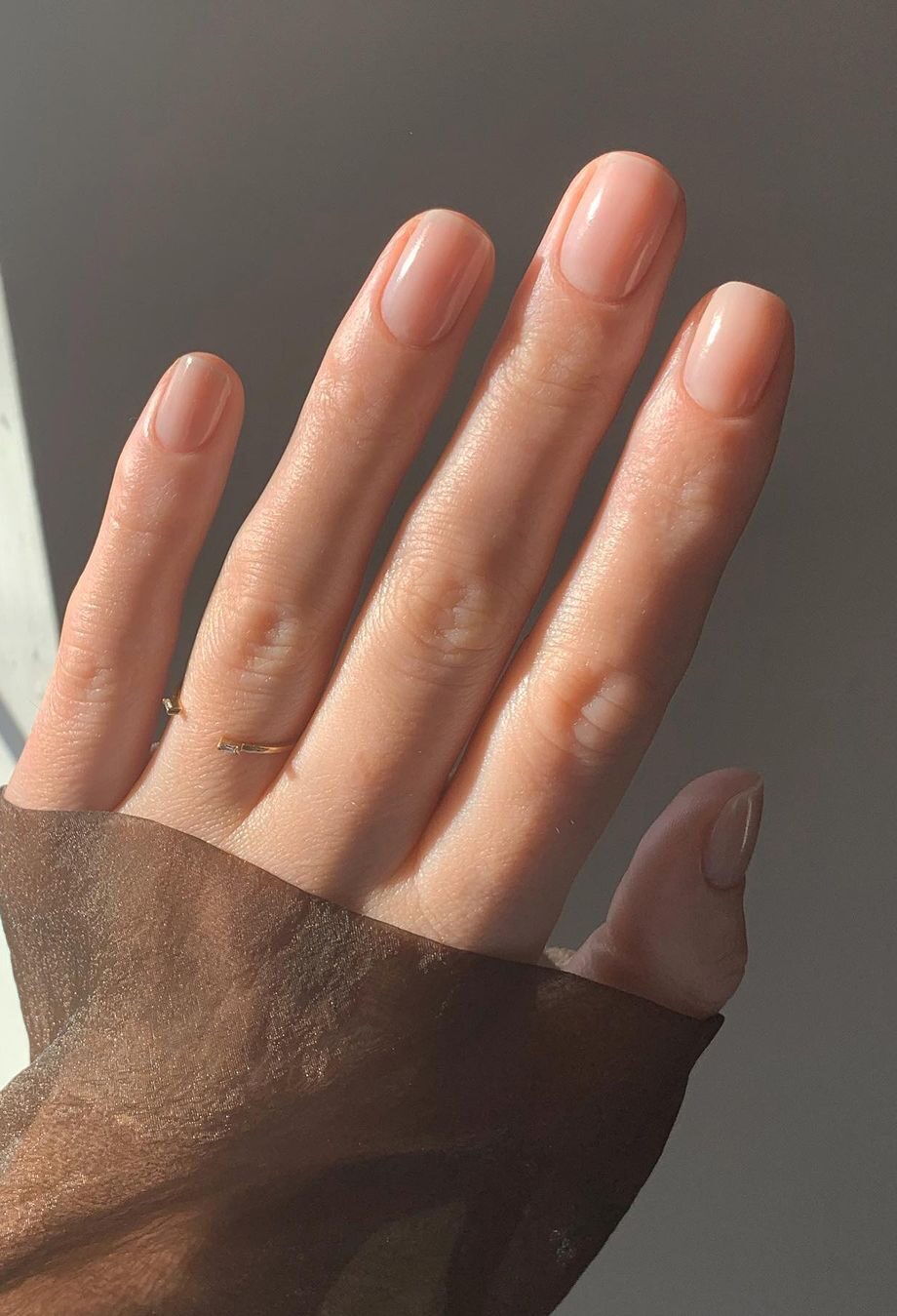barely-there-manicure-πώς-να-υιοθετήσετε-το-πιο-chic-nail-trend-τώρα-273645