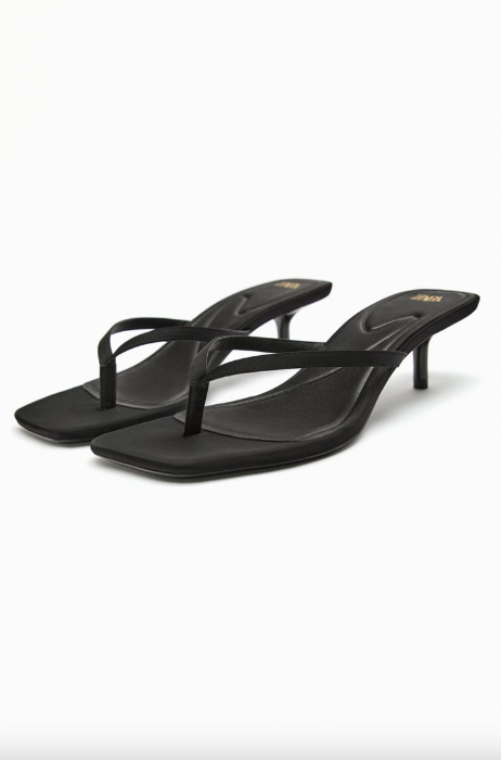 Thong sandals: Επιστρέφουν από τα 90s για τις πιο stylish εμφανίσεις-7
