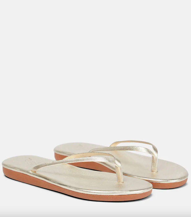 Thong sandals: Επιστρέφουν από τα 90s για τις πιο stylish εμφανίσεις-3
