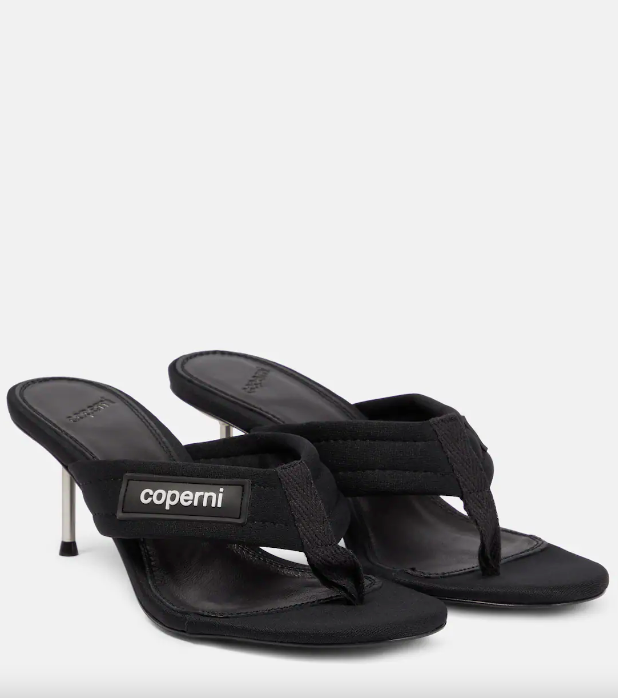 Thong sandals: Επιστρέφουν από τα 90s για τις πιο stylish εμφανίσεις-2